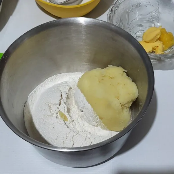 Campurkan tepung dan kentang, aduk rata.