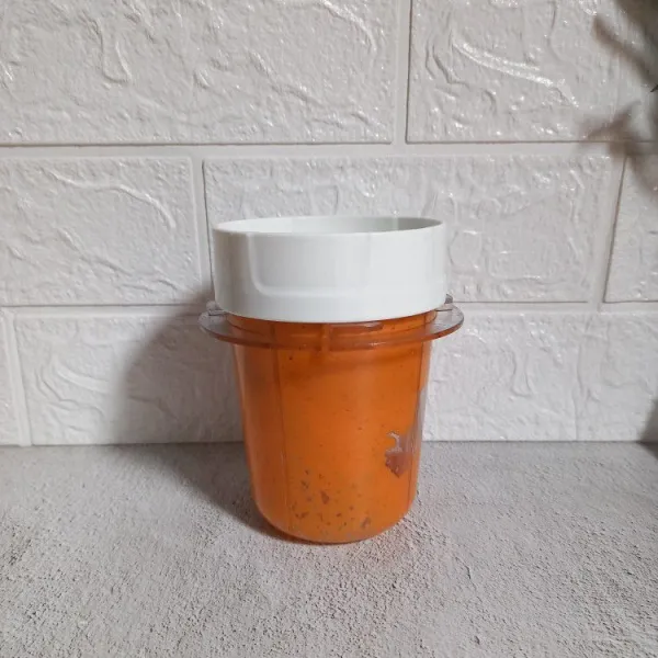 Haluskan bahan bumbu halus dengan blender.