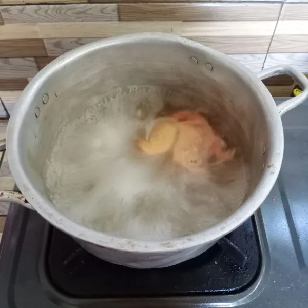 Didihkan air di panci. Masukkan cabe rawit halus dan irisan bawang merah.