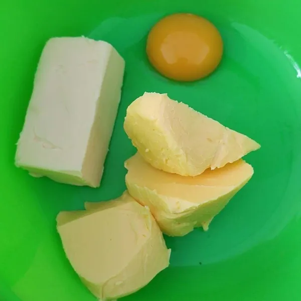 Mixer butter, margarin dan kuning telur hingga tercampur rata.