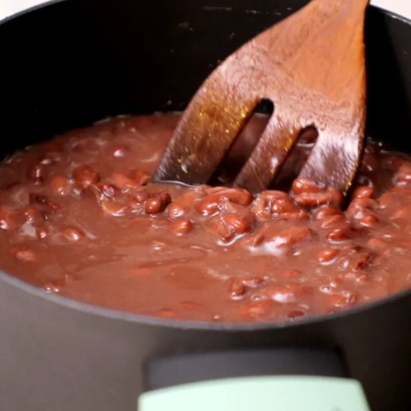 Masukkan kacang merah yang telah direndam dan air ke dalam panci, rebus selama 2 jam hingga lunak.