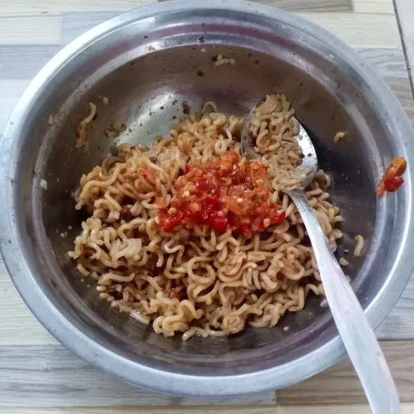 Campurkan sambal korek dengan mie.