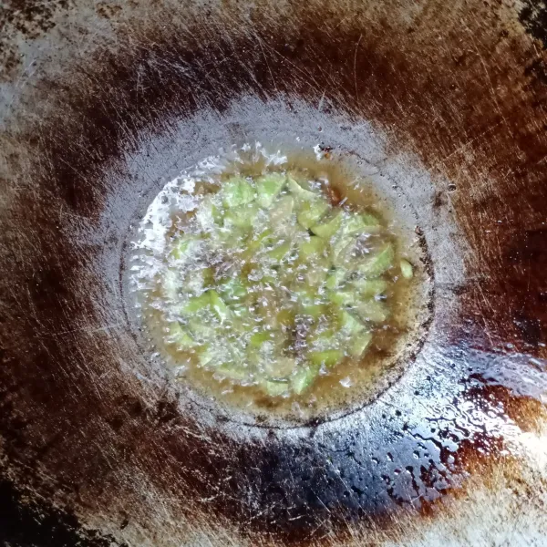 Goreng petai sebentar saja. Angkat dan tiriskan.