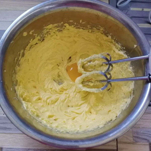 Mixer margarin dan gula halus selama 2 menit. Kemudian masukkan kuning telur, mixer rata.