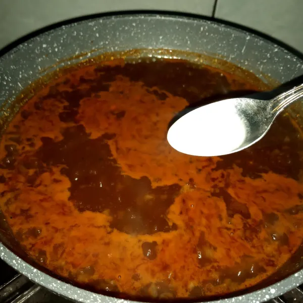 Tuang larutan maizena sambil diaduk. Setelah mendisih dan mengental matikan api. Saus siap digunakan.