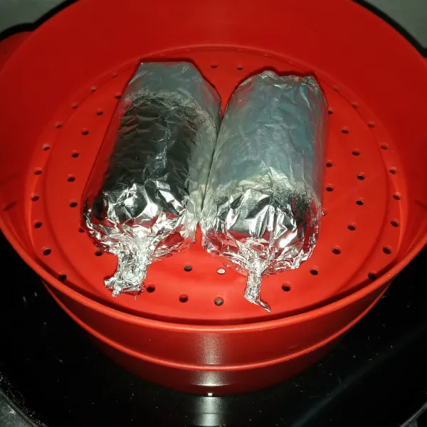 Bungkus tiap bulatan daging dengan aluminium foil, rapatkan bagian-bagian ujungnya. Kukus selama 20-30 menit. Setelah matang biarkan sampai dingin.