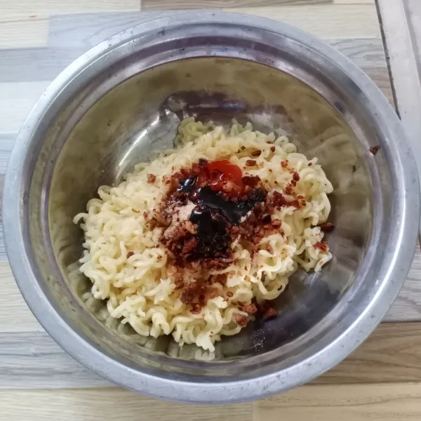 Kemudian campurkan mie rebus dengan bumbu mie, aduk rata.