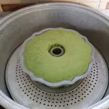 Kukus dengan api sedang selama 20 menit sampai matang. Tutup panci dialasi serbet.