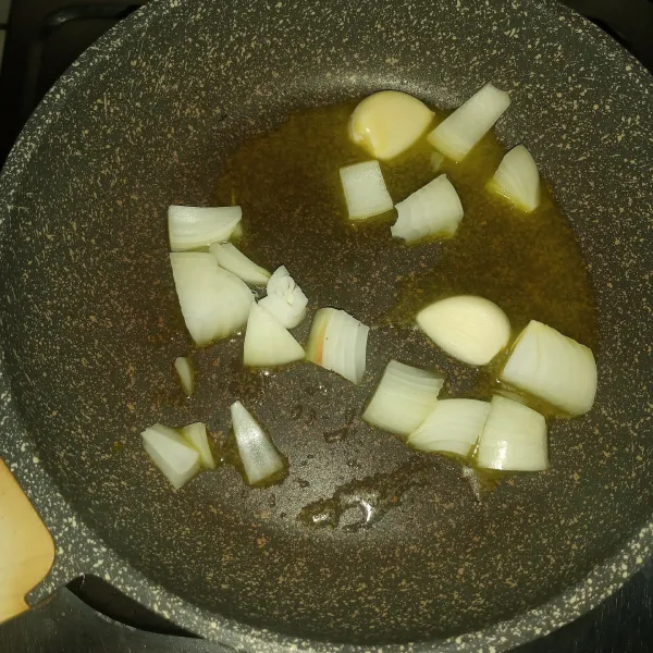Panaskan margarin, tumis bawang bombay dan bawang putih sampai layu. Angkat dan haluskan.