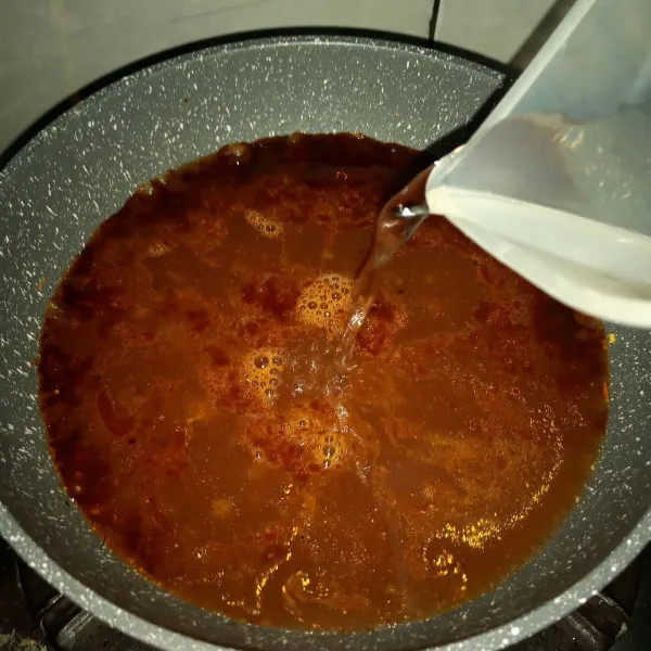 Tuang kaldu tulang sapi atau air. Masak sambil diaduk sampai mendidih. Koreksi rasa.