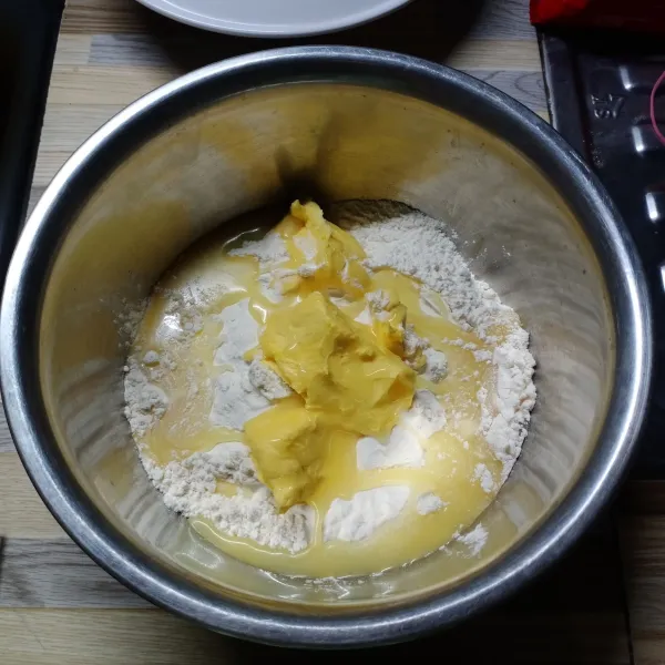 Masukkan terigu, margarin dan susu kental manis ke dalam wadah.
