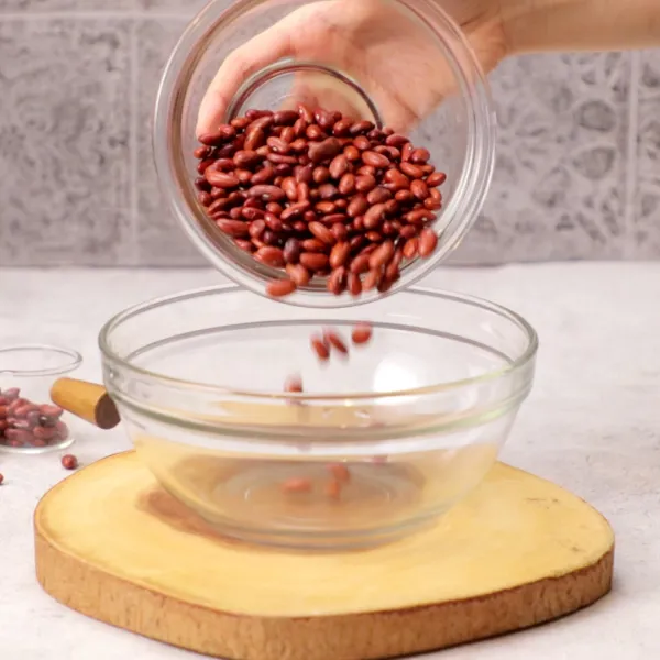 Rendam kacang merah dalam air selama minimal 12 jam atau semalaman hingga mengembang.