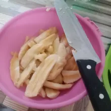 Kupas pisang kemudian buang bagian tengahnya.