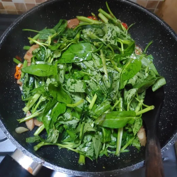 Masukkan kangkung, aduk hingga tercampur rata.