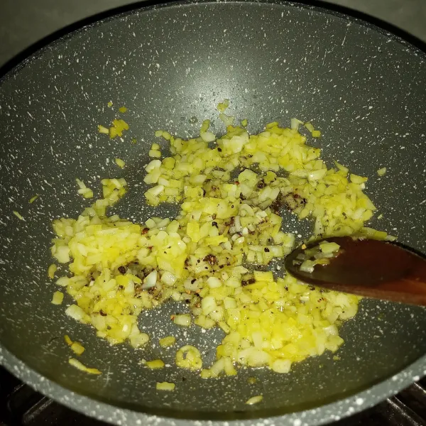 Panaskan margarin, tumis bawang bombay sampai layu, masukkan lada hitam, tumis sampai bawang transparan.