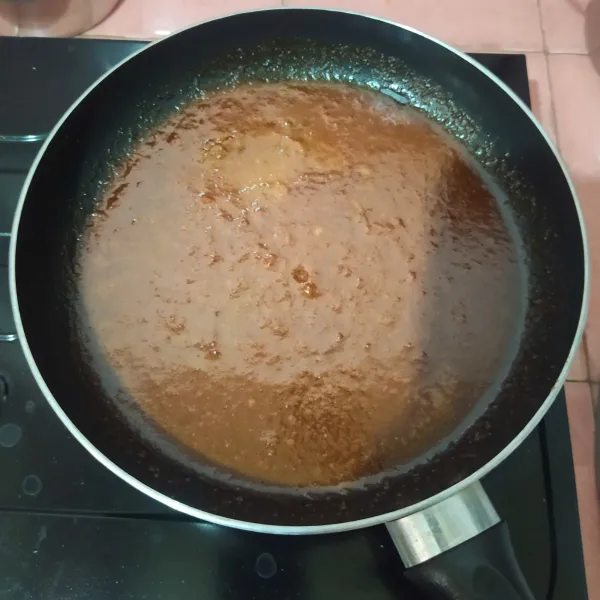 Masukkan semua bahan bumbu selai kacang ke dalam pan, aduk rata lalu masak hingga meletup-letup.