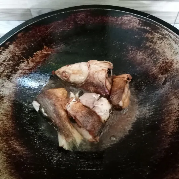 Goreng ikan bandeng sampai matang. Angkat dan tiriskan.