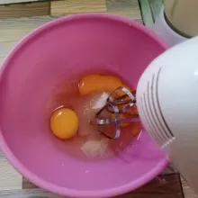 Mixer telur, gula pasir, garam dan vanili sampai gula larut.