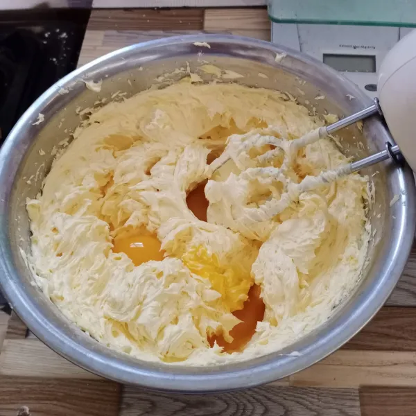 Mixer margarin, gula halus dan vanili. Kemudian masukkan kuning telur, mixer rata.