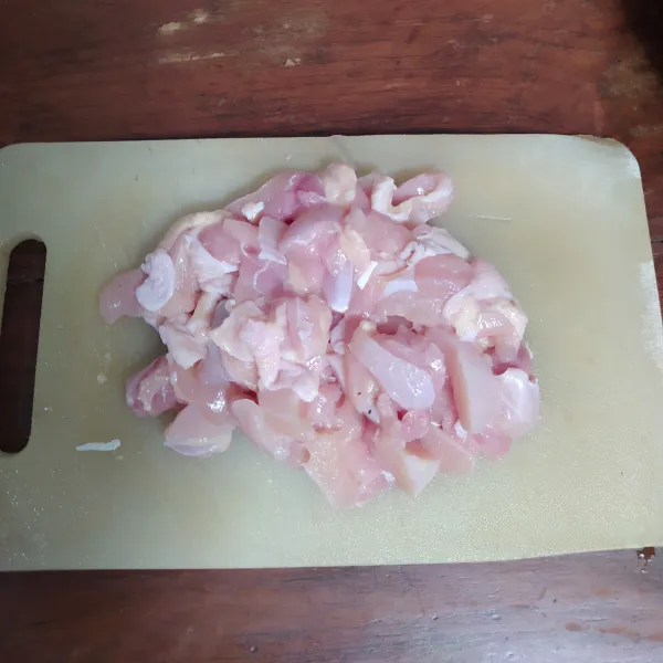 Cuci ayam fillet kemudian dipotong dadu.