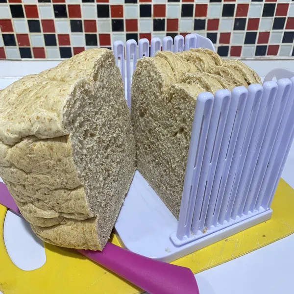 Setelah dingin, lalu potong-potong, supaya serat rotinya tidak rusak.