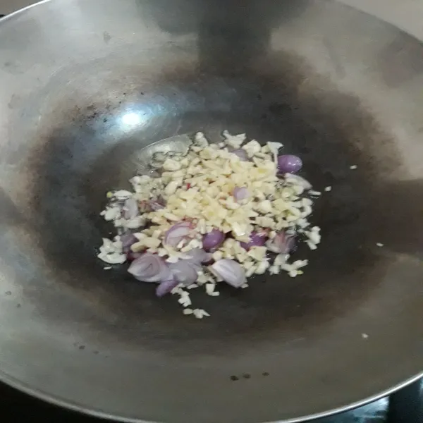 Panaskan minyak goreng. Tumis bawang merah dan bawang putih sampai wangi.