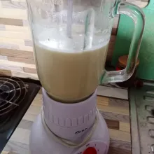 Blender pisang bersama santan.