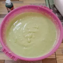 Beri pasta pandan secukupnya, aduk sampai tercampur rata.