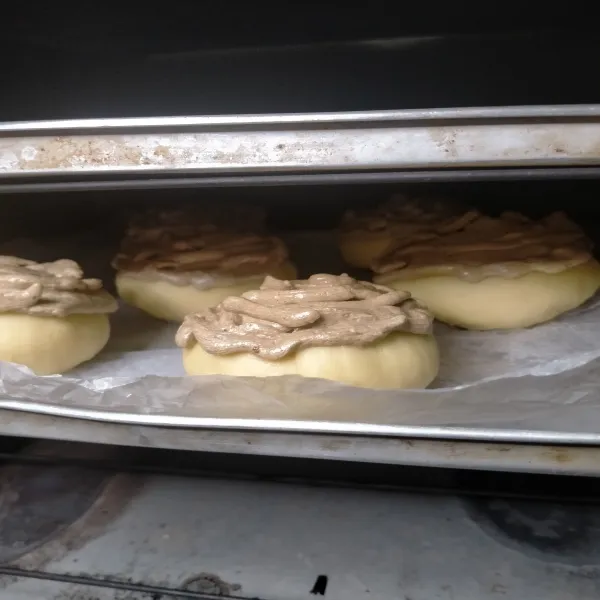 Panggang roti dalam oven pada suhu 170°C selama 30 menit.