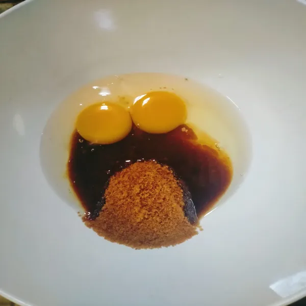 Mixer telur dan gula merah dengan kecepatan tinggi hingga adonan kental berjejak.