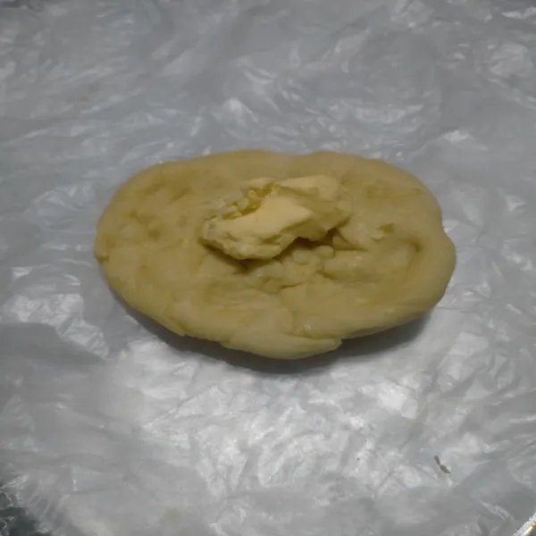 Isi tiap bulatan dengan margarin dingin. Lalu bulatkan kembali dan biarkan selama 40 menit.