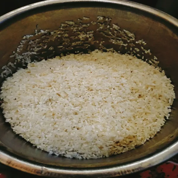 Cuci beras 2-3x pencucian.