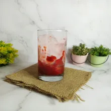 Siapkan gelas.  
Masukkan selai strawberry dan tambahkan es batu.