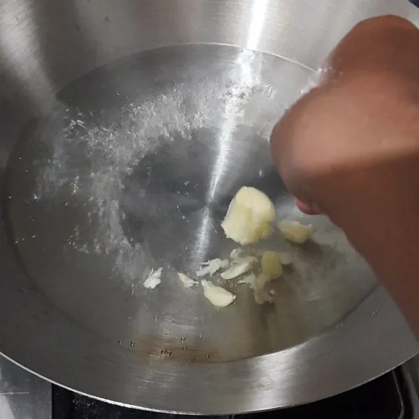 Didihkan air lalu masukkan bawang putih geprek.