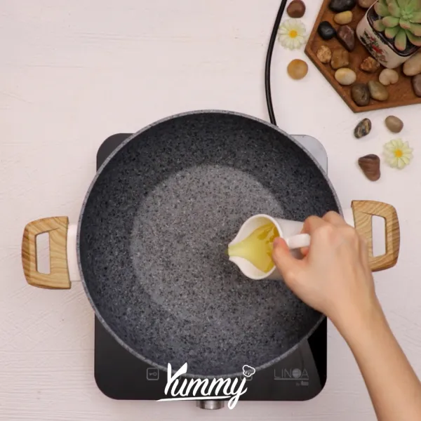 Panaskan minyak di dalam frying pan, masak paha ayam hingga setengah matang, tambahkan pasta kacang hitam korea atau chunjang, tumis selama kurang lebih 10 menit hingga pasta kacang hitam matang dan tidak pahit.