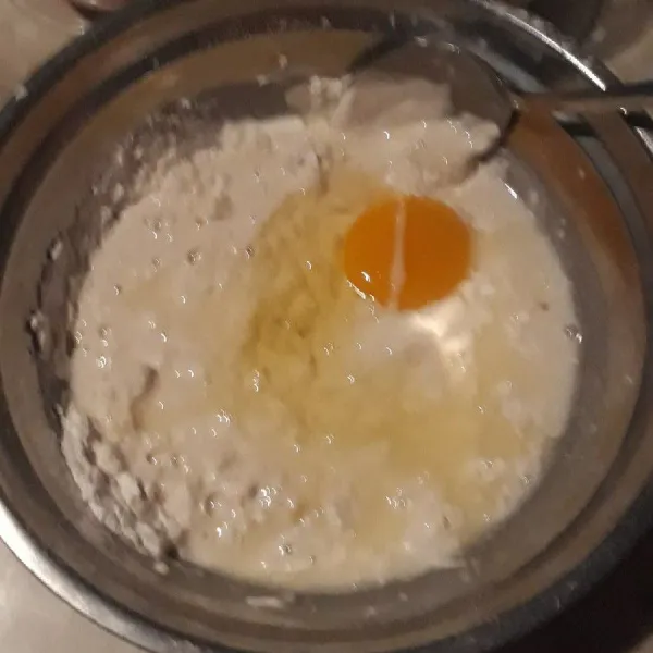 Tambahkan telur, lalu aduk sampai rata.