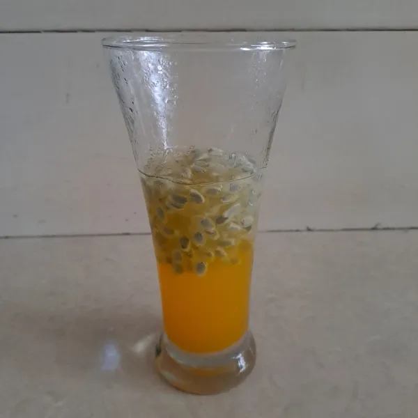 Masukkan 25 ml sirup jeruk