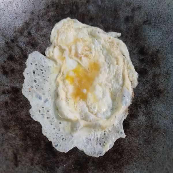 Kocok lepas telur lalu beri sedikit garam, kemudian buat dadar telur hingga matang. 
Angkat dan lipat.