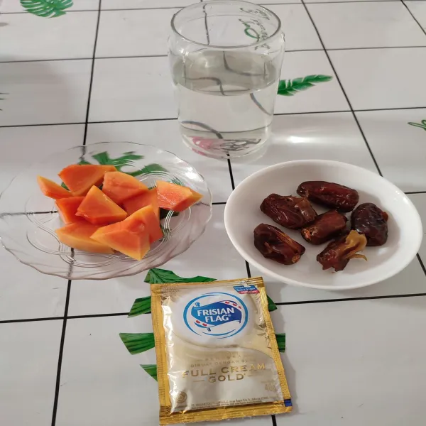 Siapkan bahan-bahannya, air, kurma, pepaya dan kental manis.