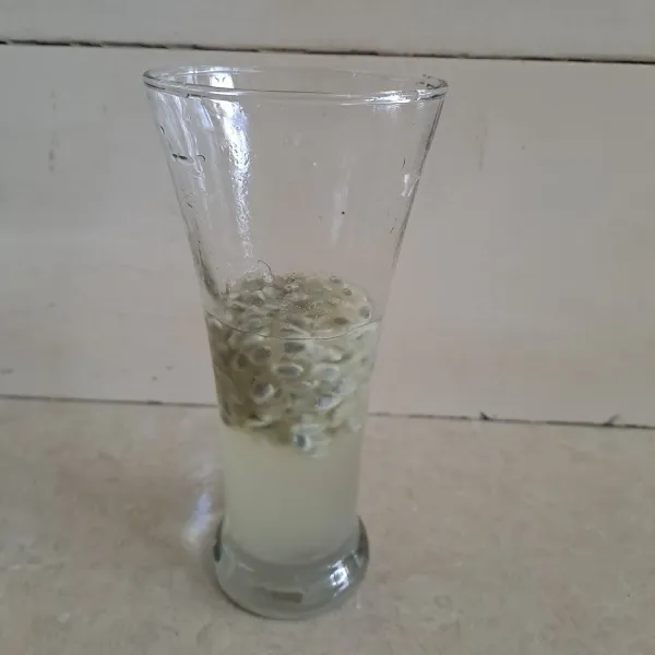 Masukkan 1 buah markisa segar