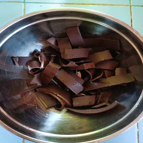 Potong-potong coklat batang.