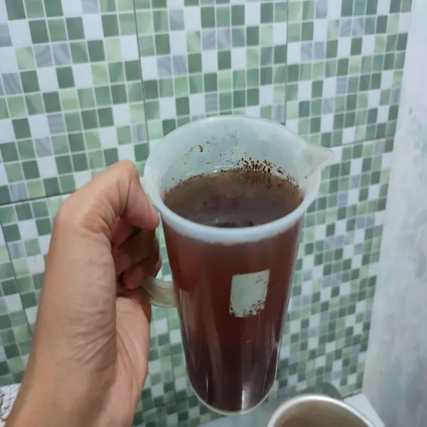 Seduh thai tea dengan air panas biarkan hingga berwarna pekat.