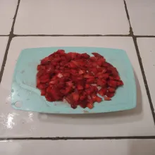 Cincang kasar strawberry.