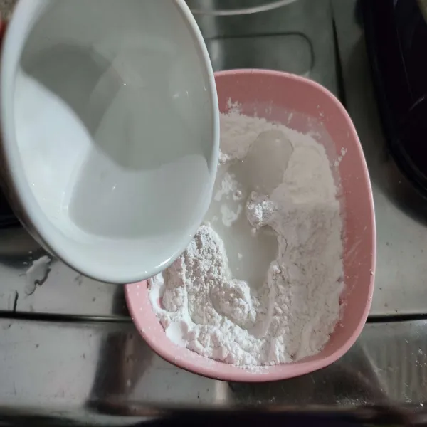 Kemudian tambahkan air hangat sedikit demi sedikit sambil diulen.