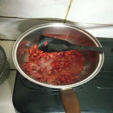 Siapkan panci. 
Masukan strawberry, gula dan air. 
Masak hingga mengental, terakhir beri 1 sdm air lemon.
