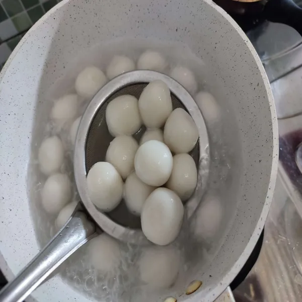 Setelah itu angkat dan tiriskan airnya.