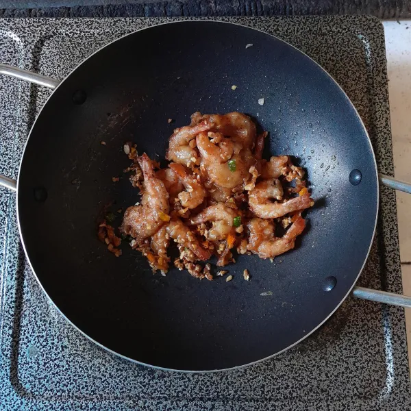 Masukkan udang goreng, aduk hingga bumbu rata, sajikan hangat.