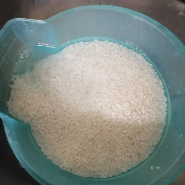 Cuci lalu rendam beras minimal selama 1 jam, lalu bilas dan tiriskan.