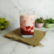 Terakhir tuang susu UHT. 
Sajikan.