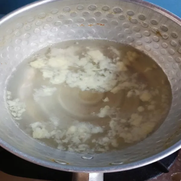 Panaskan air lalu tambahkan bawang putih halus.